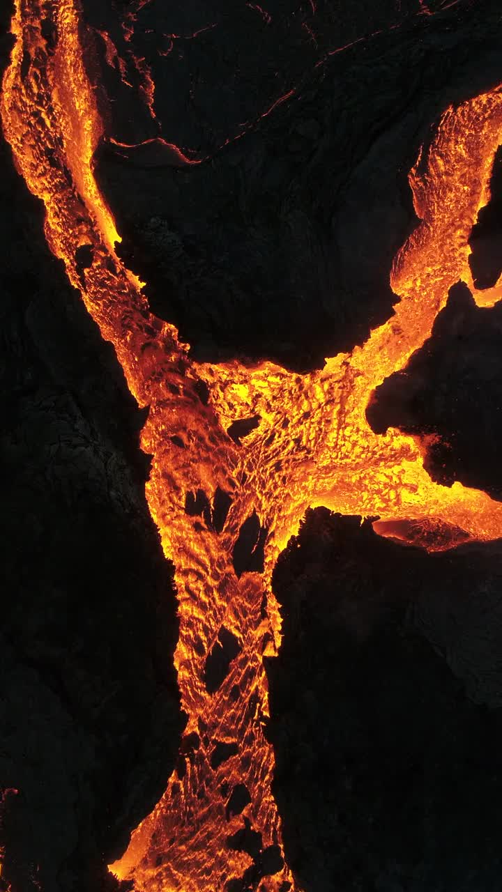无人机拍摄的特写镜头显示了冰岛雷克雅内半岛Fagradalsfjall火山一条流动的熔岩河视频下载