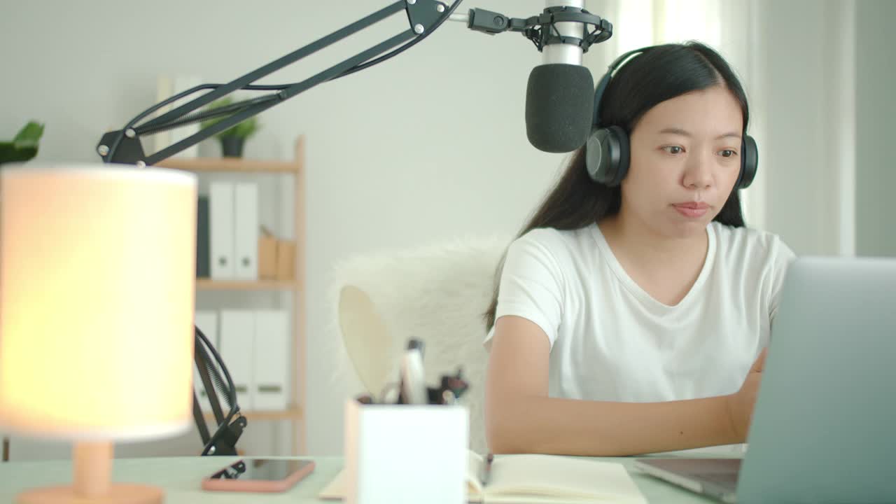 亚洲女学生或女商人远程工作和播客从家里与电脑笔记本电脑。社交距离概念在covid-19疫情下独自在家工作。视频素材