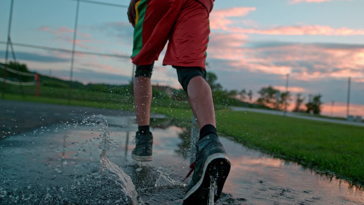 超级SLO MO篮球运动员泼水通过水坑表演扣篮视频下载