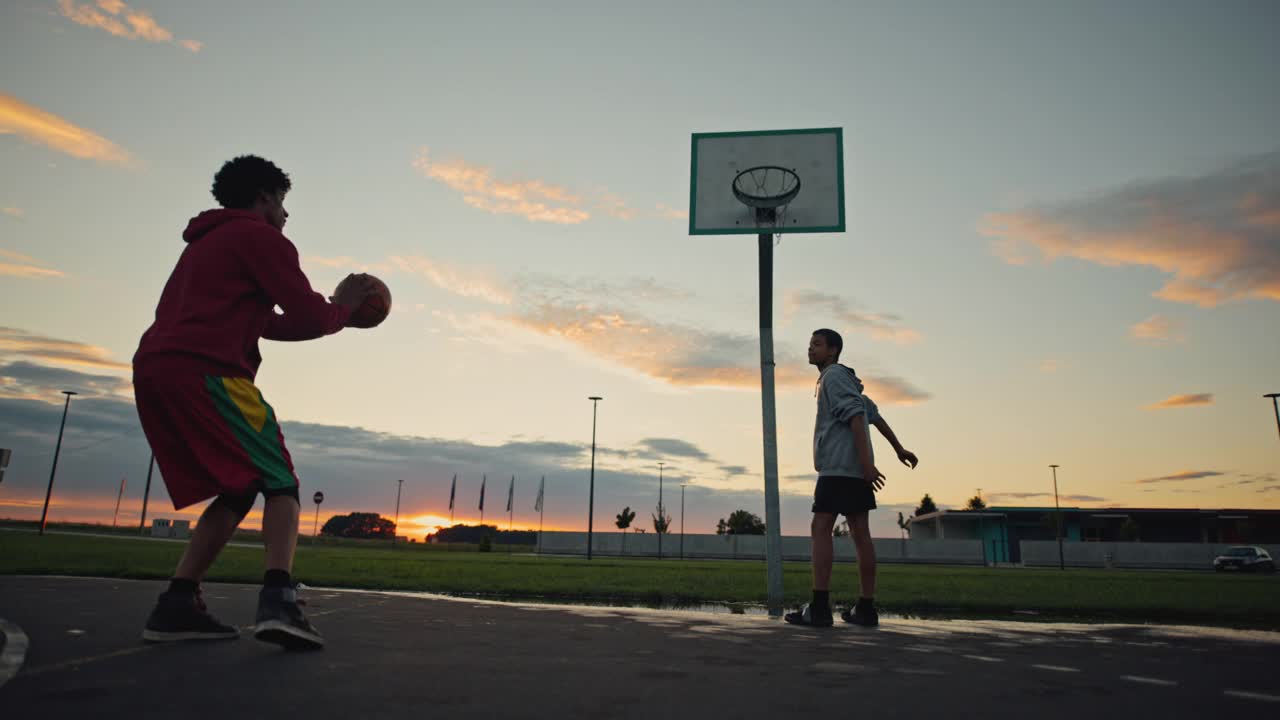 篮球运动员在篮筐中进行罚球视频下载