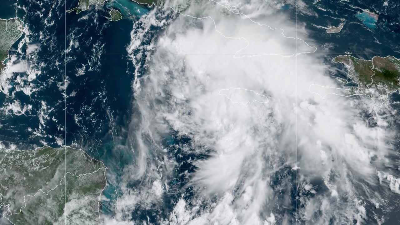 2021年飓风艾达延时卫星图像视频素材