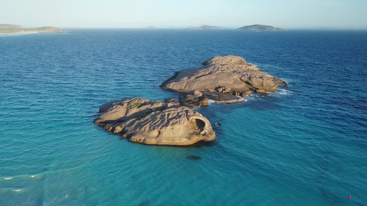 俯瞰黄昏海滩埃斯佩兰斯西澳大利亚- 4K无人机视频素材