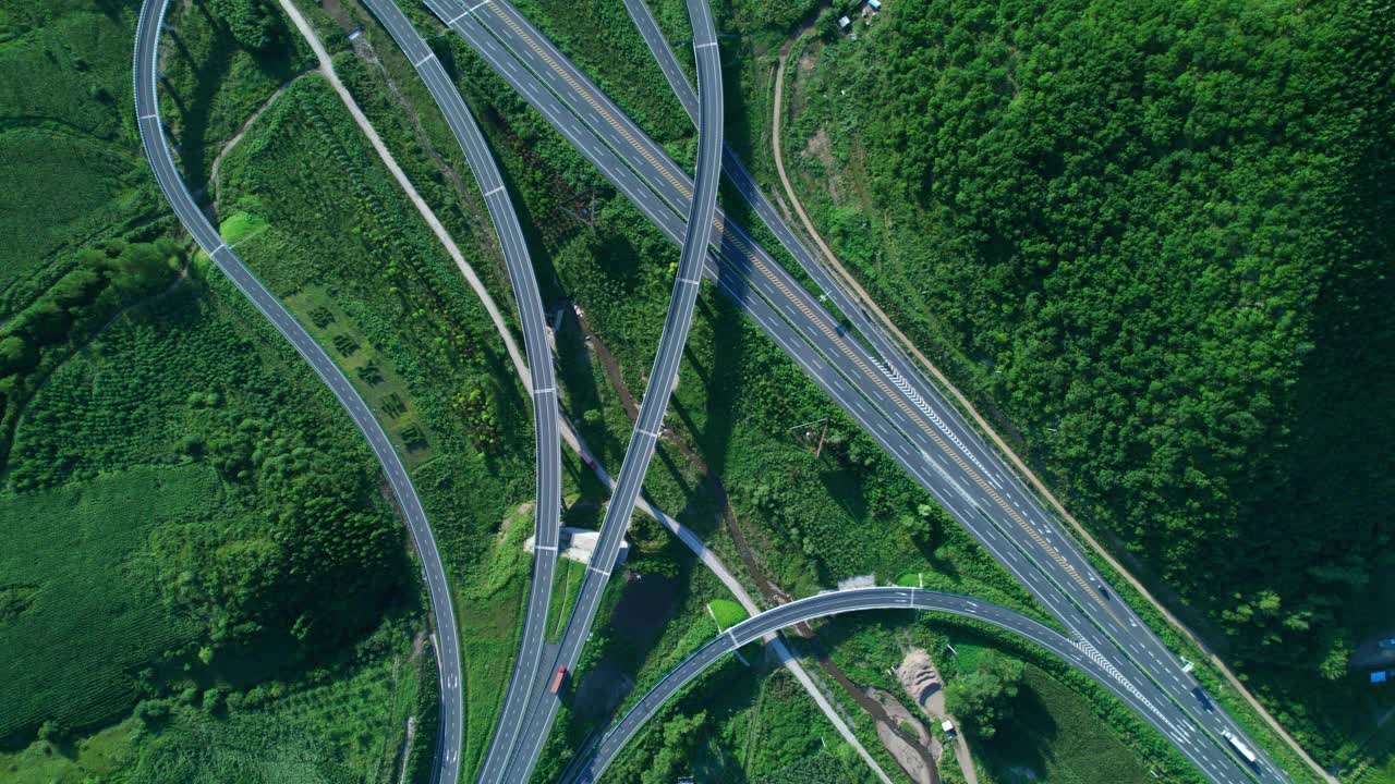 在高速公路上开车。天桥鸟瞰图视频素材