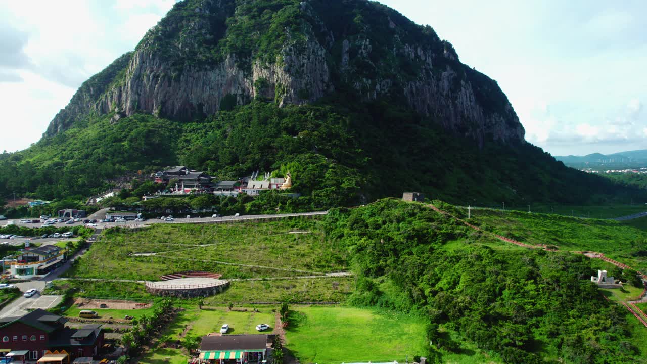 韩国济州岛西归浦市山房山寺和宝门寺的风景视频下载