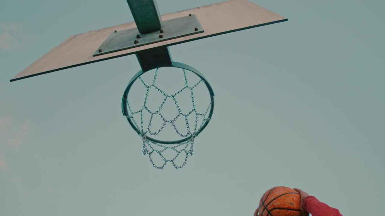 超级SLO MO篮球运动员表演扣篮视频下载
