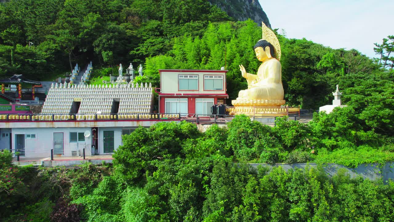 韩国济州岛西归浦市山房山寺和宝门寺的风景视频素材