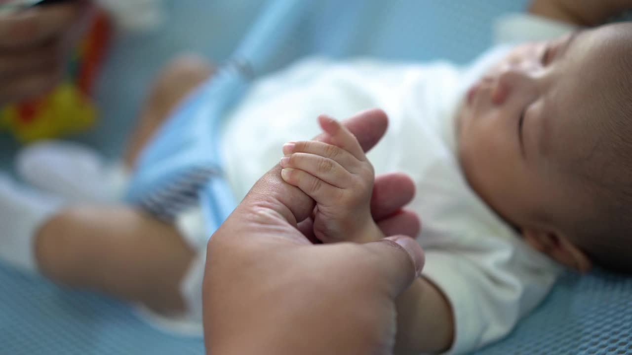 男婴握着父亲的食指视频下载