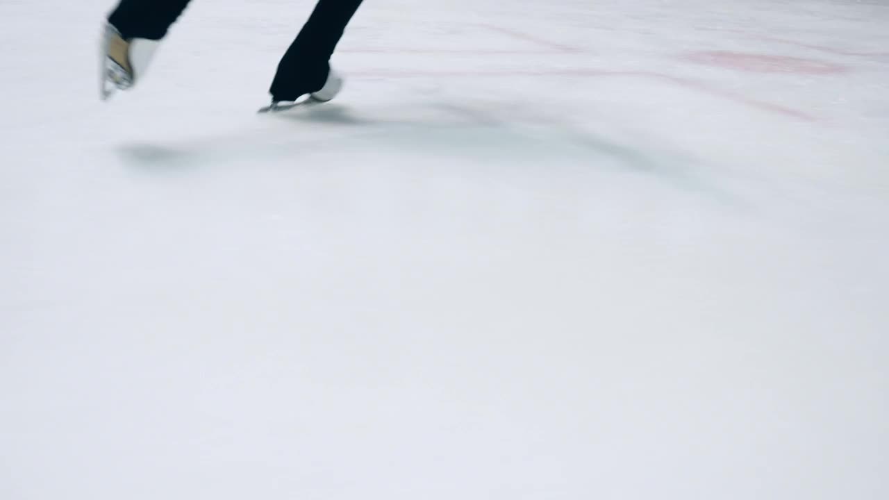 一个女孩在滑冰的时候做台阶动作视频素材