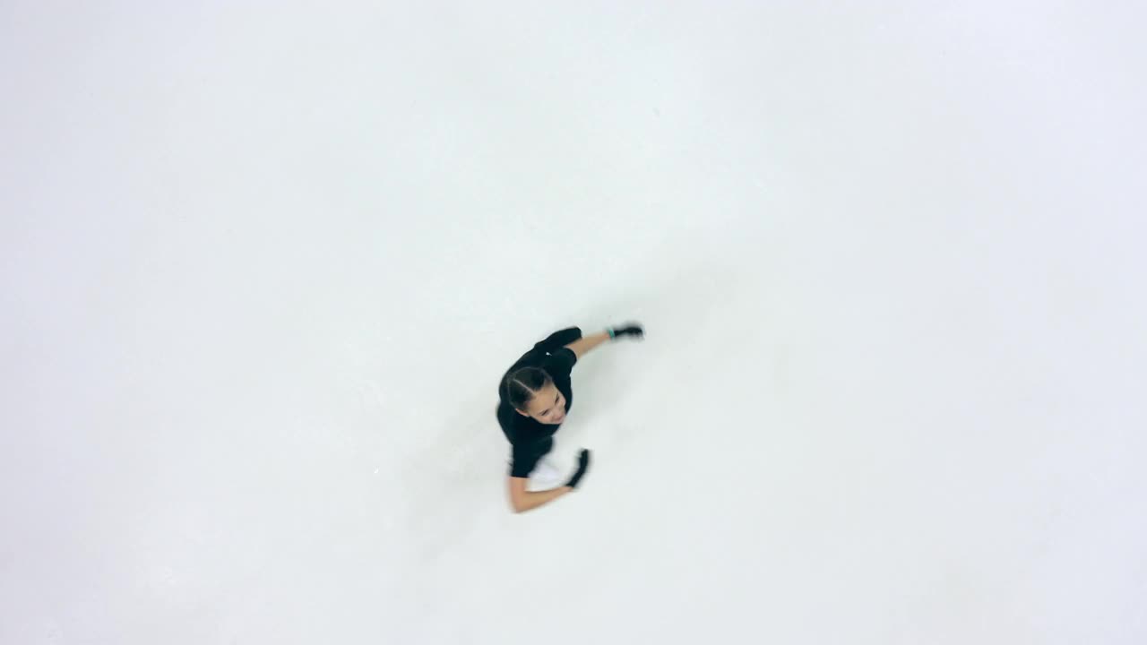 一个女子花样滑冰滑冰场的顶部视图视频素材