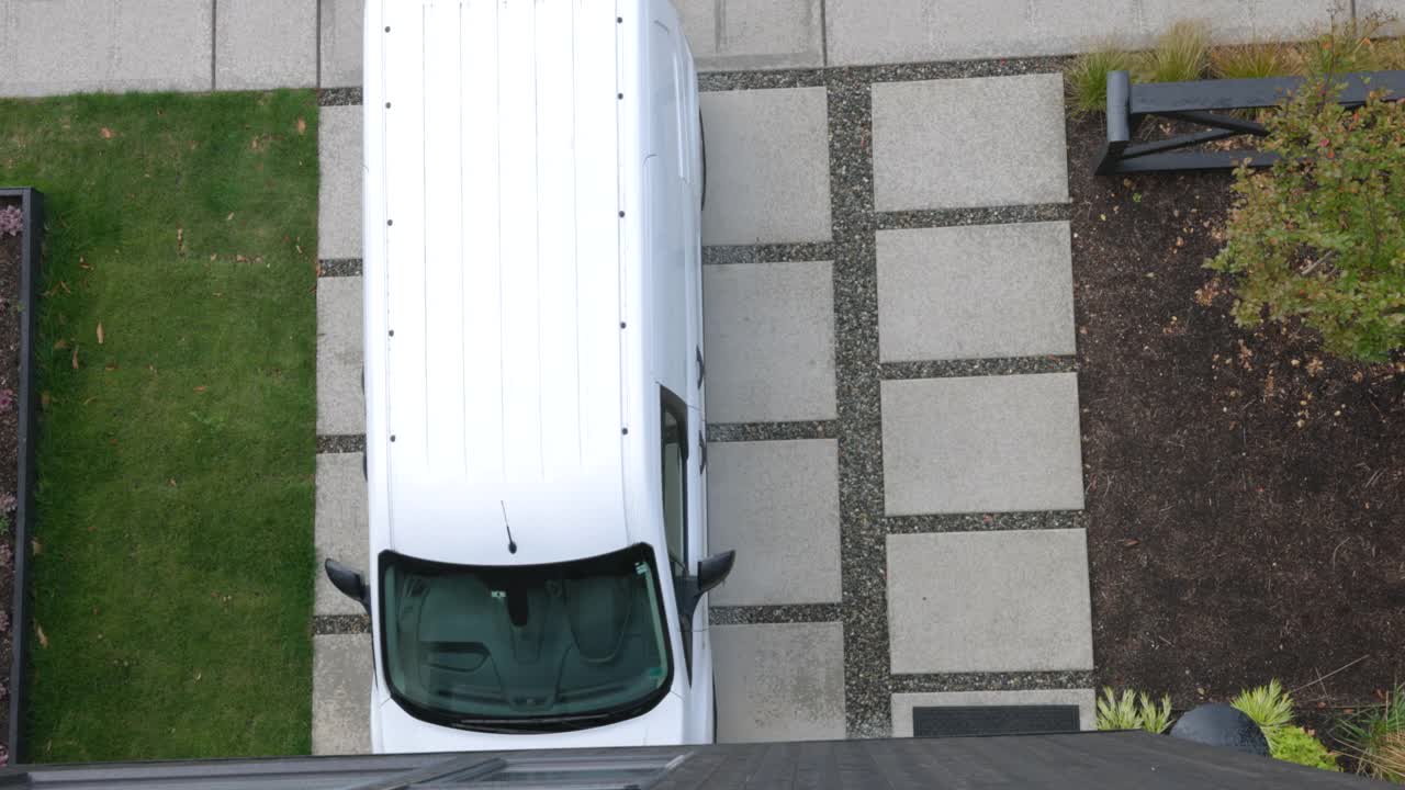从头顶拍摄的男性送货司机在将农产品箱搬到家门口之前从货车里出来视频素材