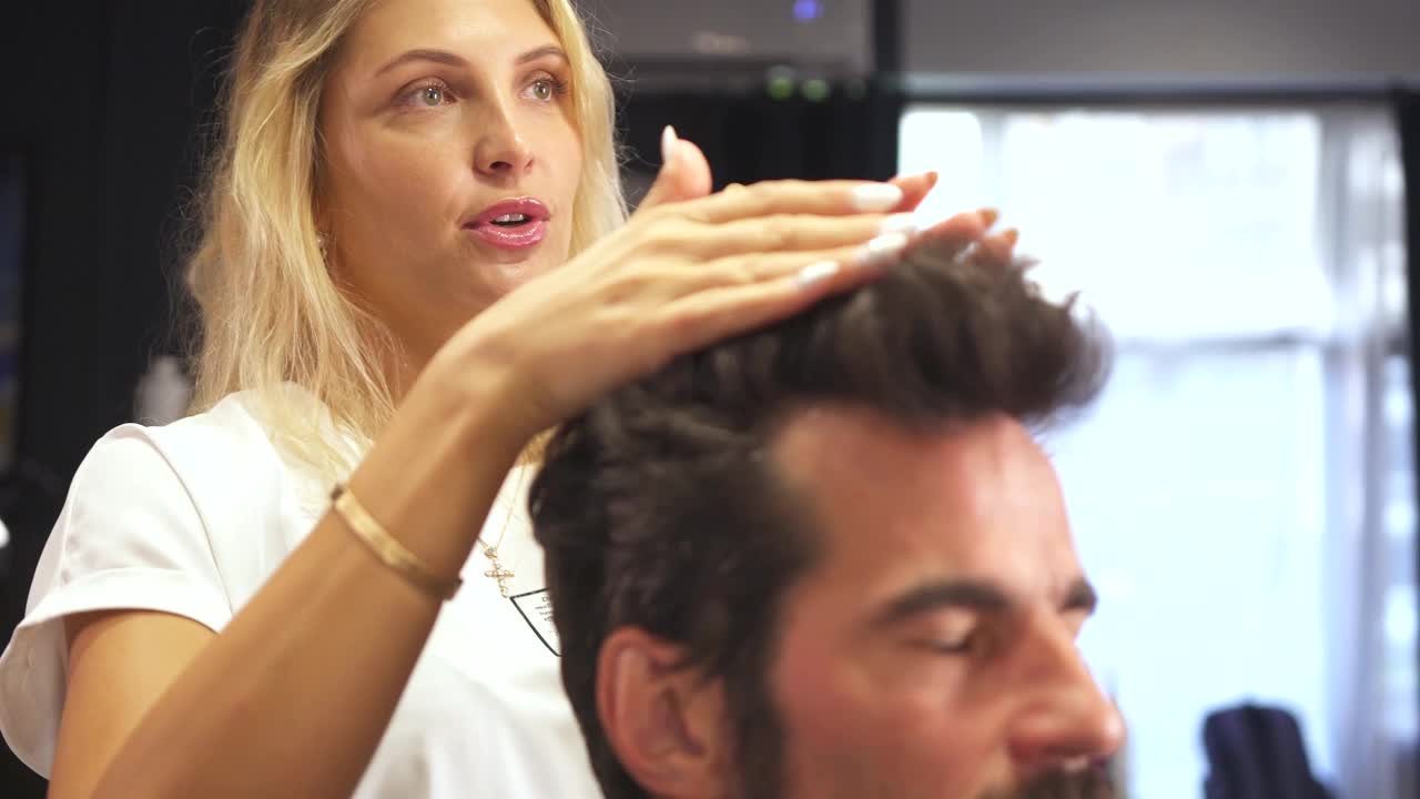 女发型师与客户讨论理发事宜视频素材