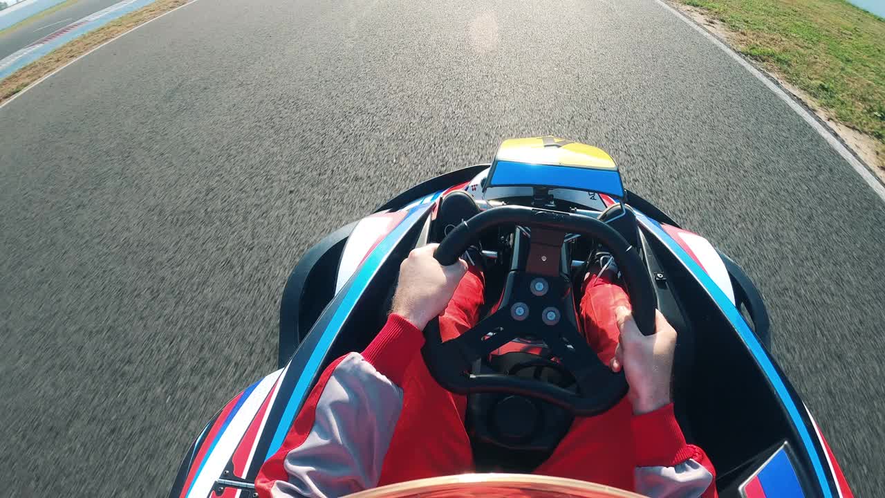 司机正在赛道上驾驶赛车视频下载