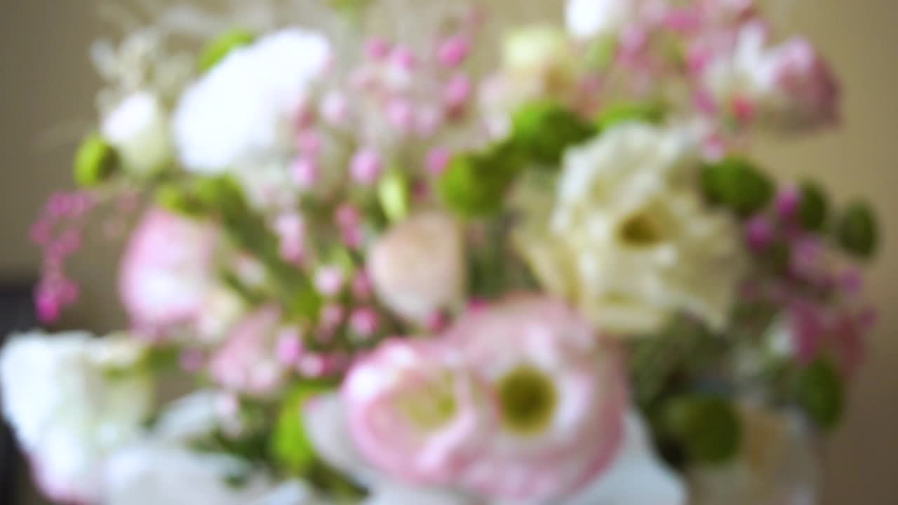 桌上不同花朵的花束。视频下载