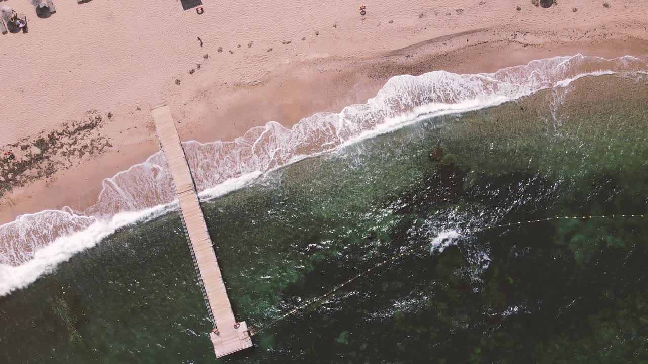 空中拍摄的海滩海浪撞击视频素材
