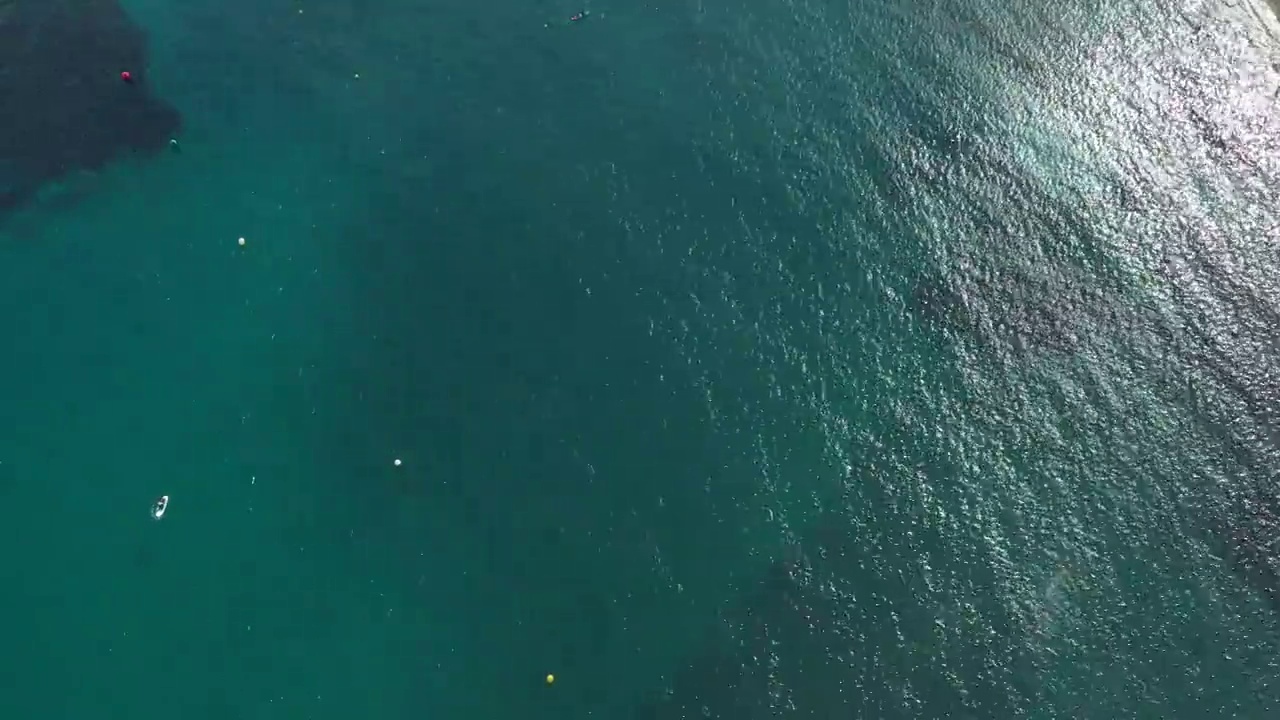 用独木舟在梅诺卡岛用无人机观察大海视频下载