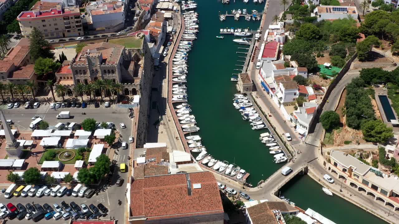 Menorca, Ciutadella的无人机视野视频素材