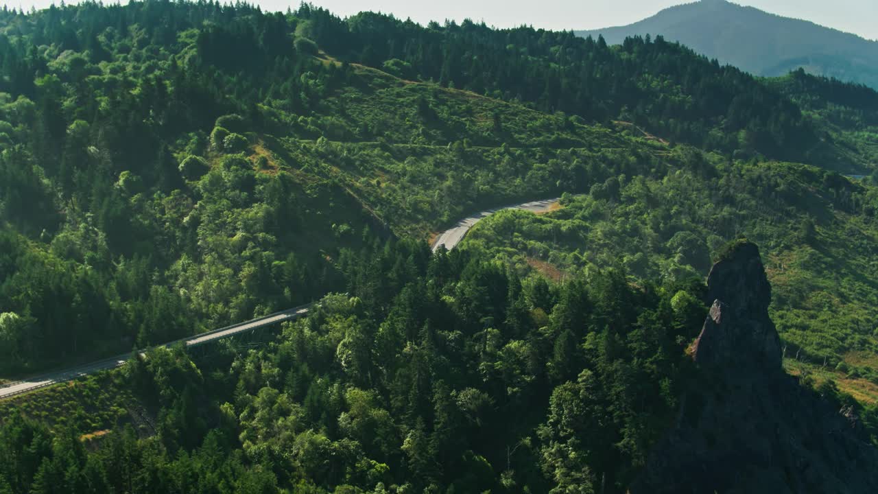 无人机拍摄的俄勒冈海岸高速公路森林山坡视频下载