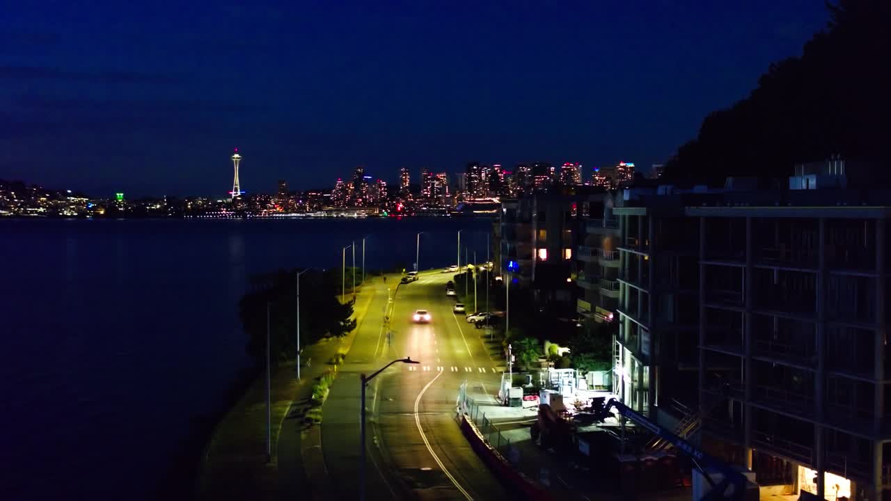无人机在阿尔基上空俯瞰西雅图市中心的夜晚视频下载
