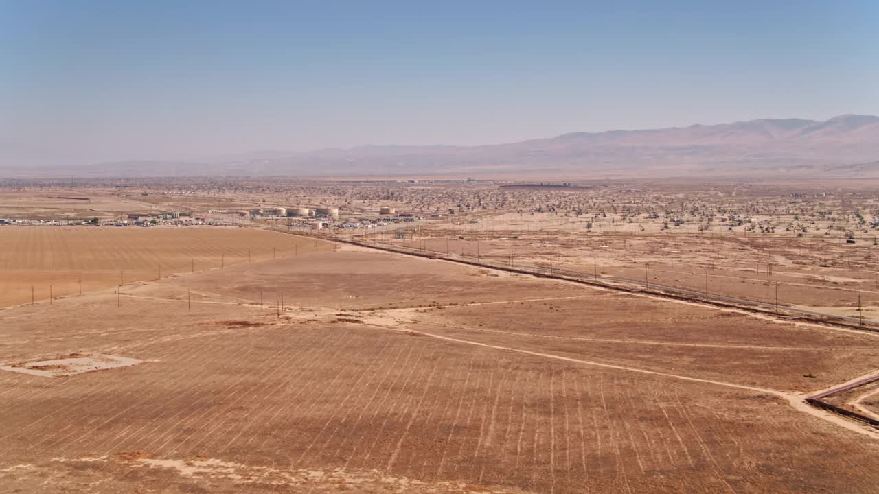 加利福尼亚中央山谷的油田-航拍视频素材