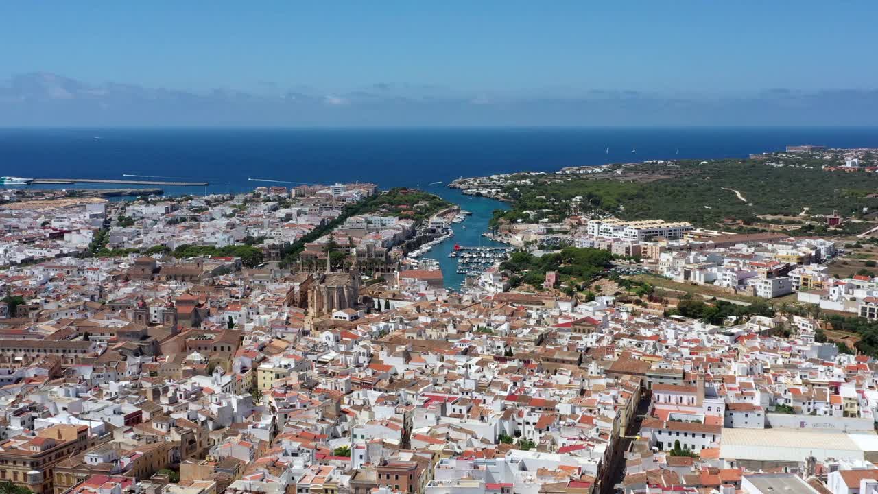Menorca, Ciutadella的无人机视野视频下载