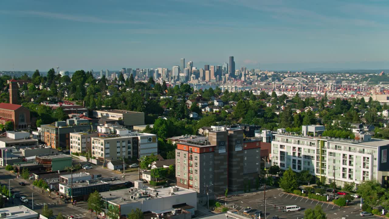 西雅图西部的公寓建筑和房屋-鸟瞰图视频下载