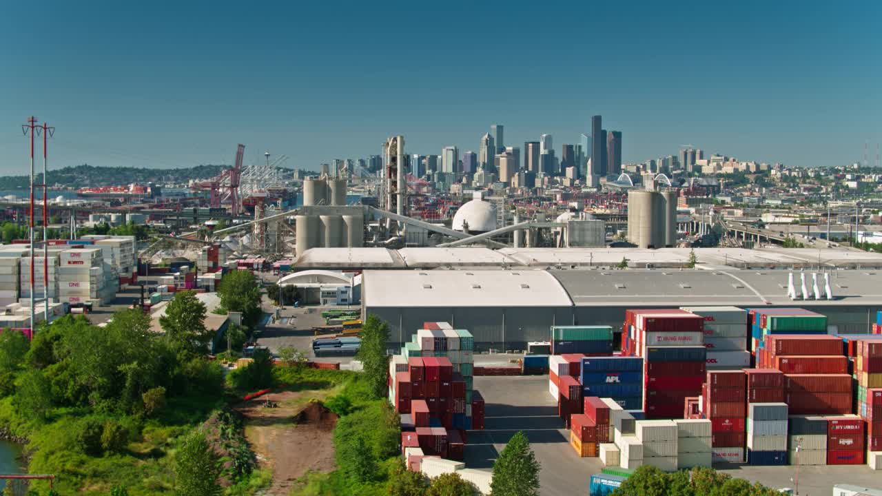 西雅图港仓库外堆放的货物集装箱视频下载