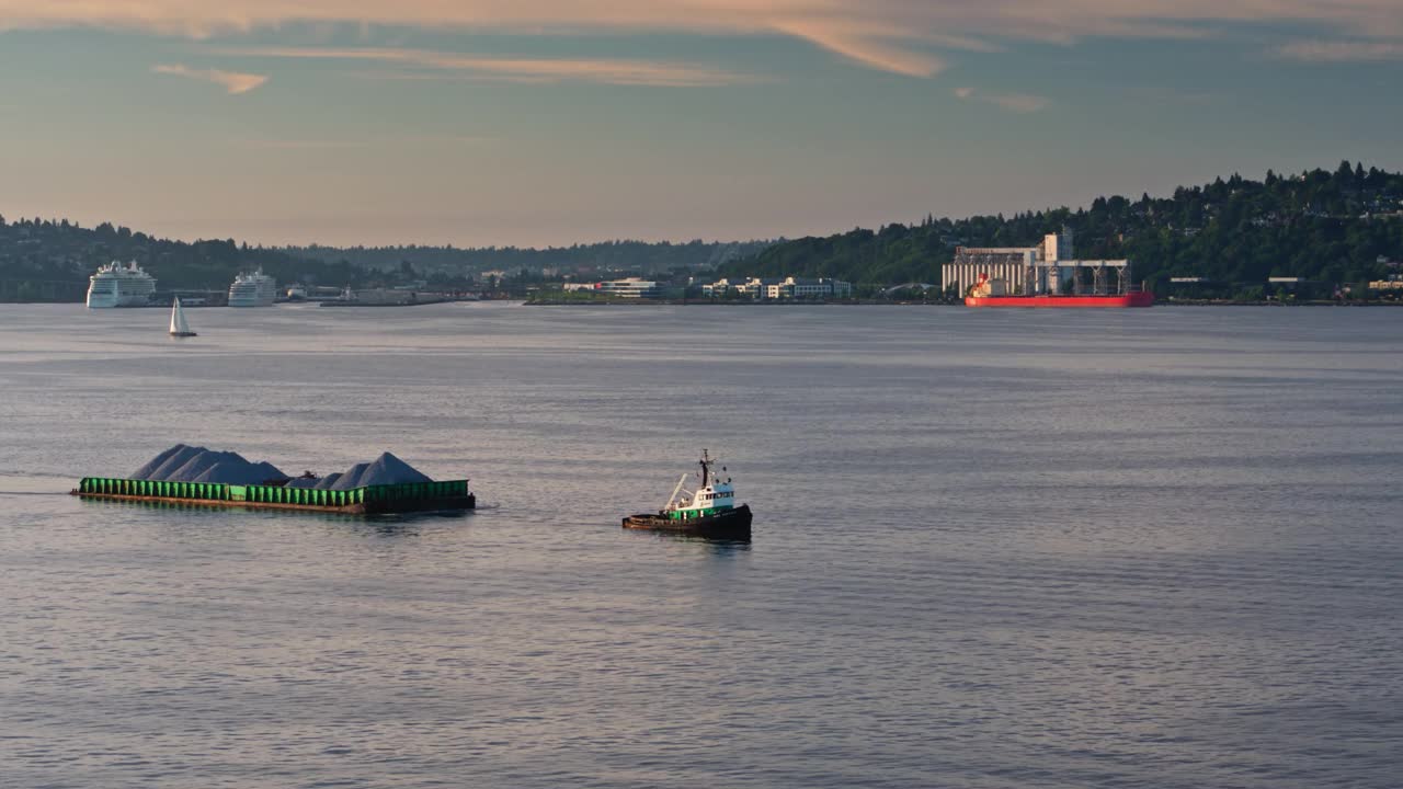 拖船拖驳经过西雅图海滨-航拍视频下载