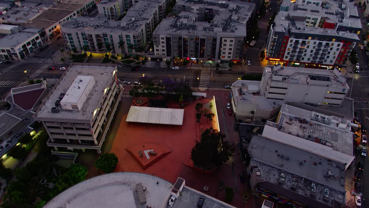 向上倾斜无人机拍摄的洛杉矶市中心日落视频素材