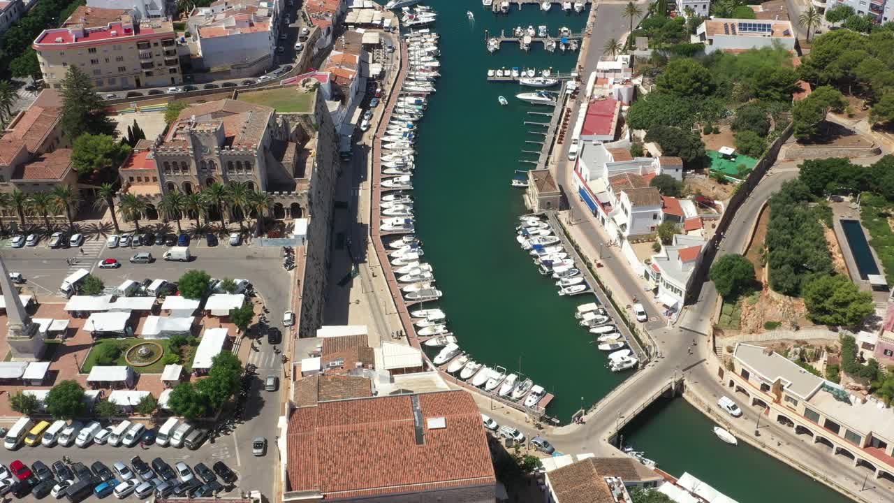 Menorca, Ciutadella的无人机视野视频下载