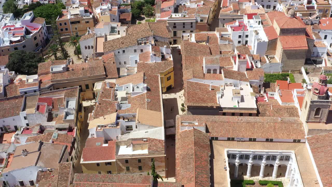 Menorca, Ciutadella的无人机视野视频素材