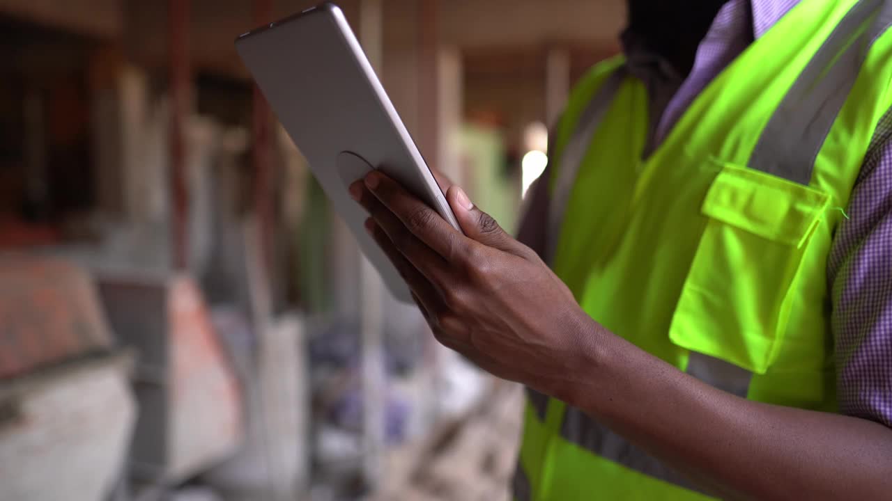 建筑工人在建筑工地分析信息视频下载