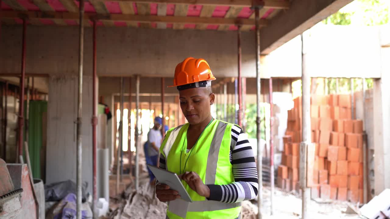 一名建筑工地的女建筑工人的肖像视频素材