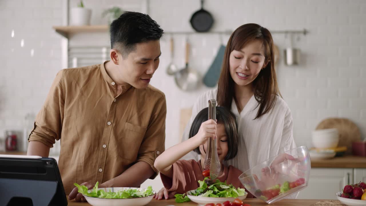 亚洲家庭在家里一起做饭视频下载
