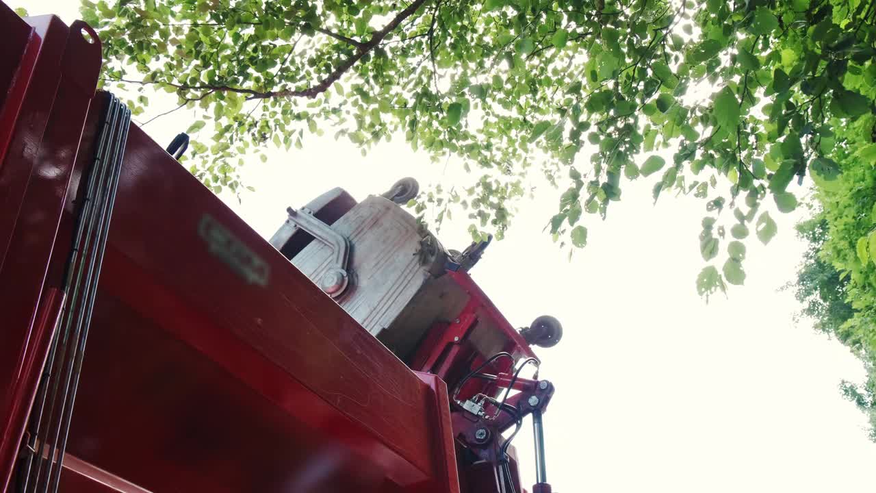 关闭了。市政工人用垃圾车收集垃圾视频素材
