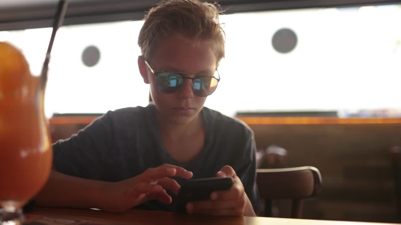 十几岁的男孩在餐厅浏览菜单视频素材