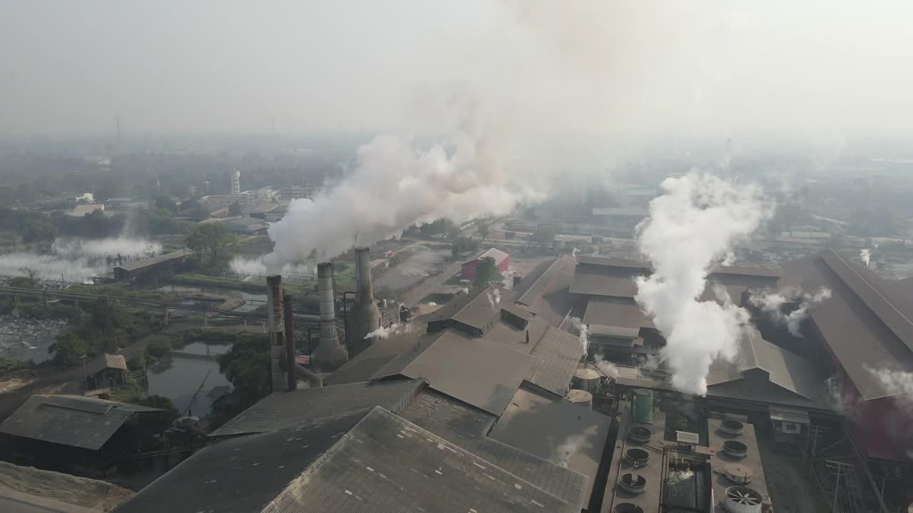从工厂的烟囱里喷出的烟，航拍视频视频下载