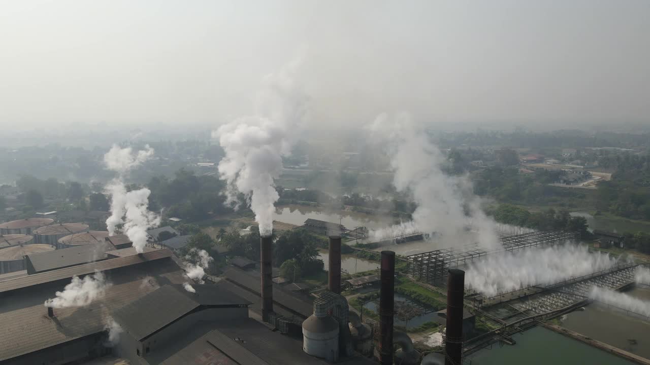 鸟瞰工厂烟囱冒烟，糖厂空气污染视频下载
