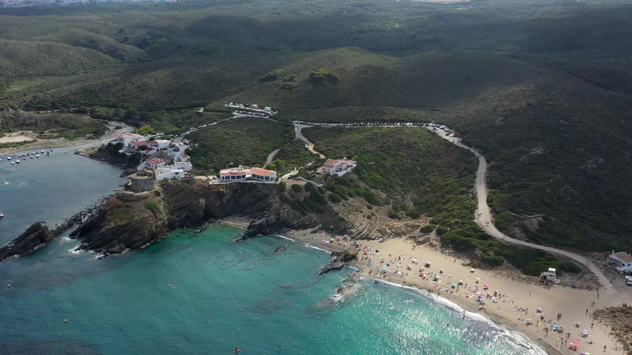 在Menorca，人们在水中用无人机观察大海视频下载