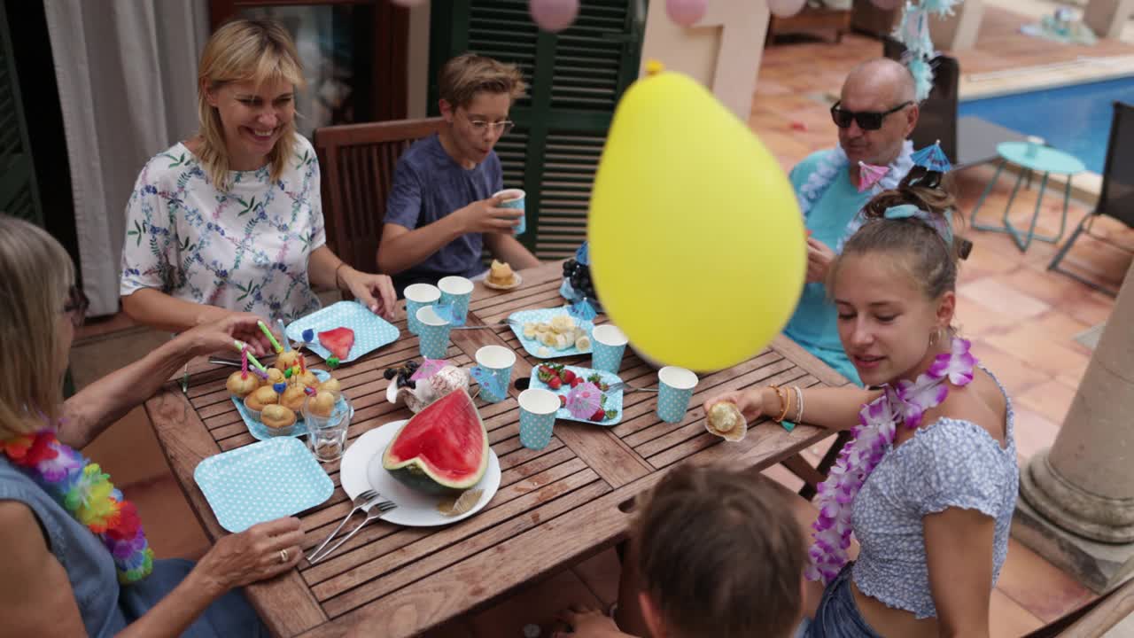 多代同堂的家庭在后院享受生日派对视频下载