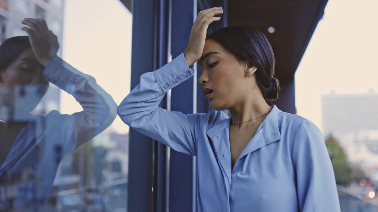 一段4k视频显示一名年轻女商人站在阳台上承受压力视频素材