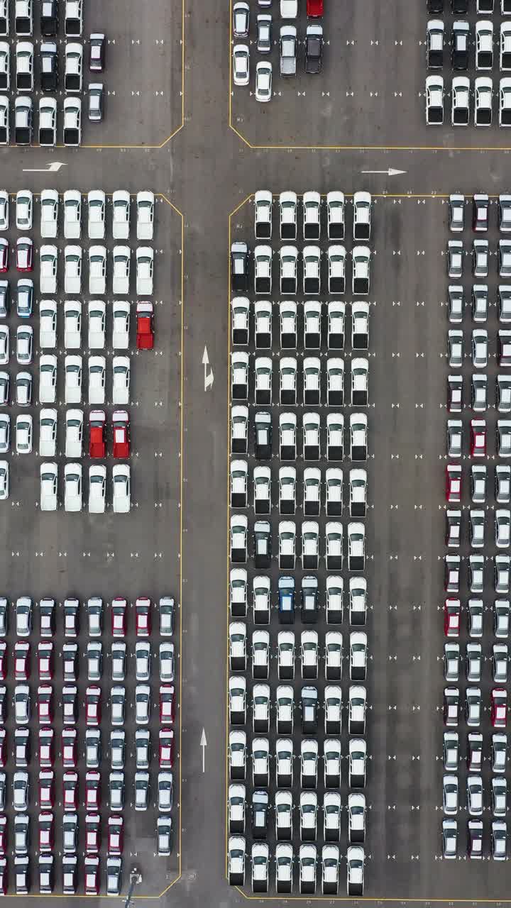 鸟瞰图的新混合动力汽车制造停车准备航运视频素材