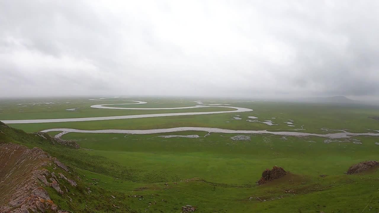 巴音布鲁克草原上的河流视频素材