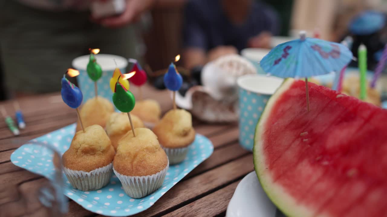 多代同堂的家庭在后院享受生日派对视频下载