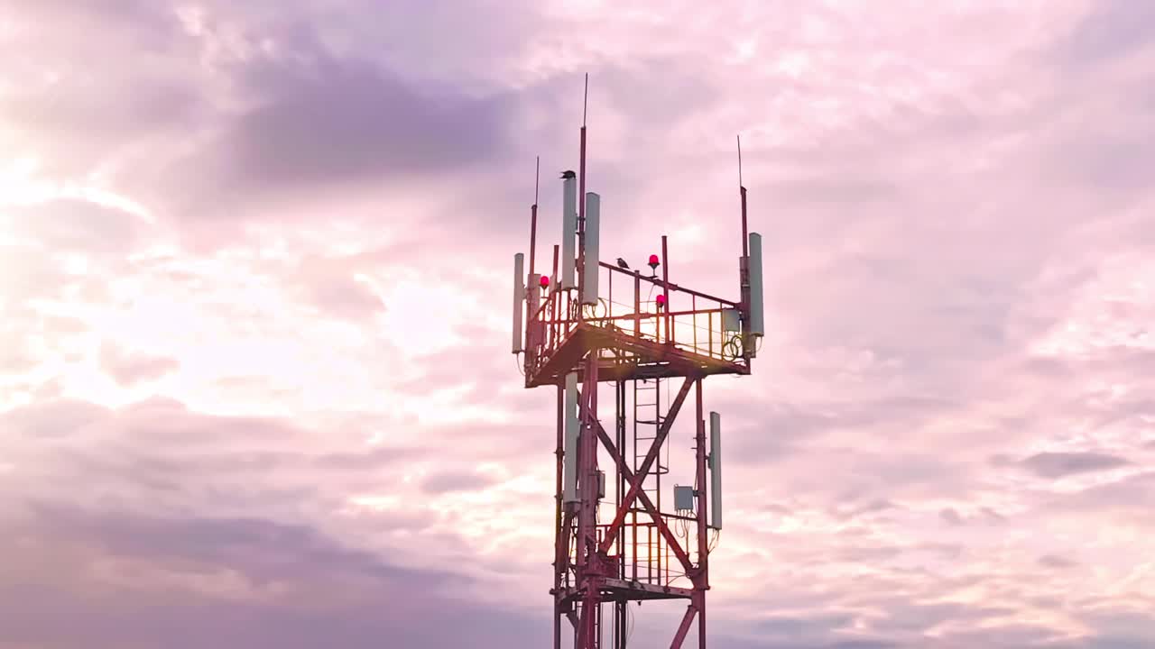 装有通讯设备的通讯塔鸟瞰图视频素材