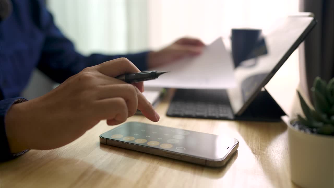 男人用智能手机计算家庭财务视频下载