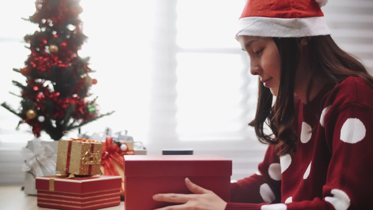 快乐的亚洲女人打开礼品盒视频下载