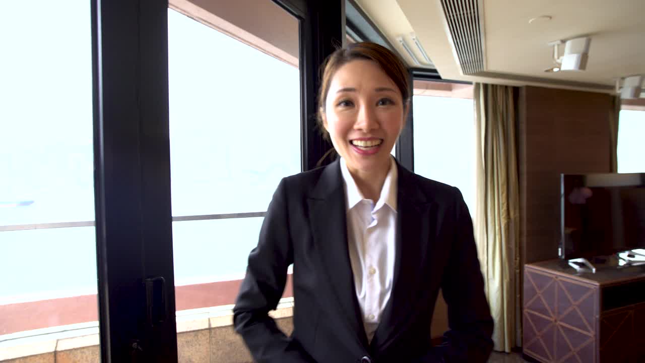 友好的女酒店接待员欢迎介绍私人客人视频下载