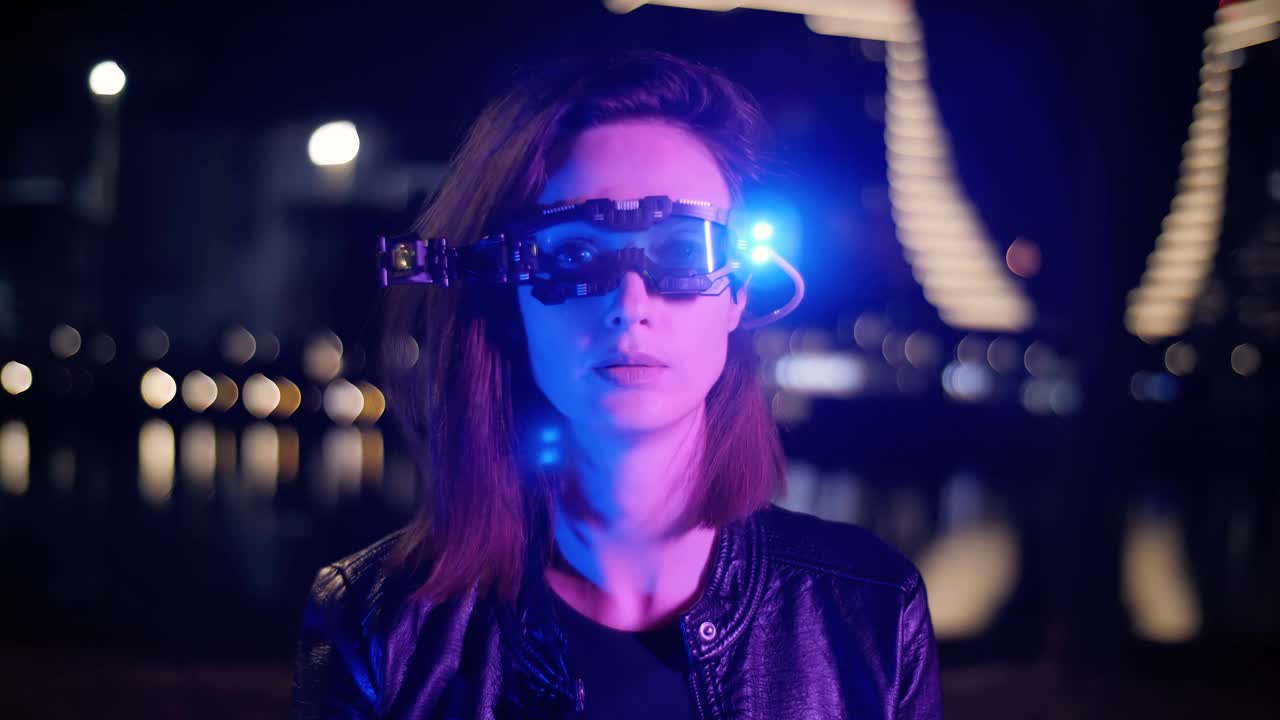 一名女子戴着带有3d眼镜的未来派面具视频素材