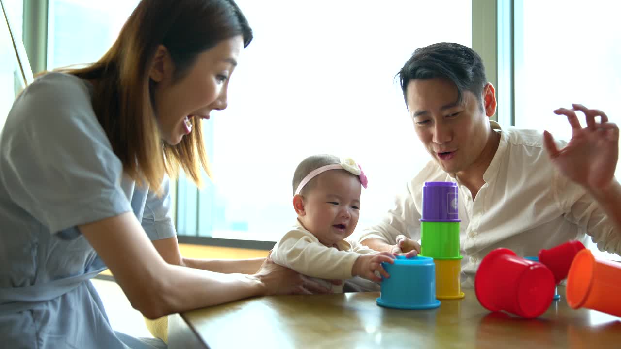 中国妈妈爸爸宝宝好玩的教育玩具杯视频下载