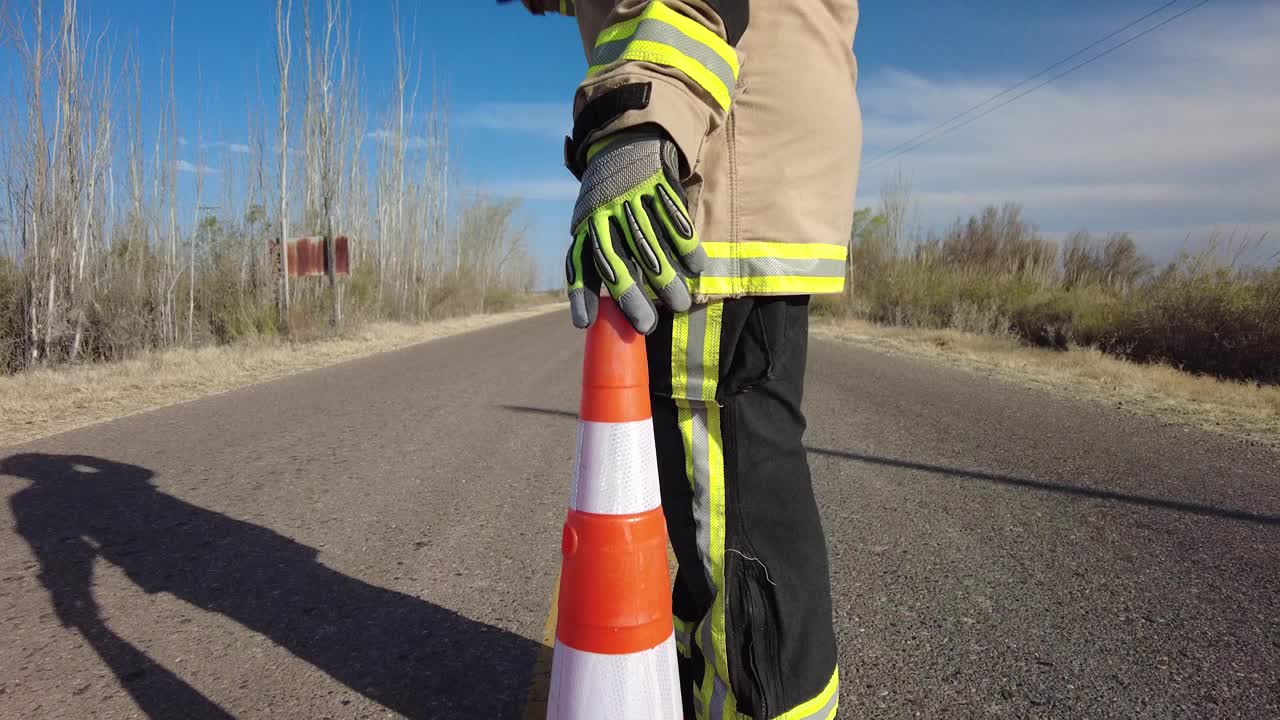 消防队员在路上放置锥形路障视频素材